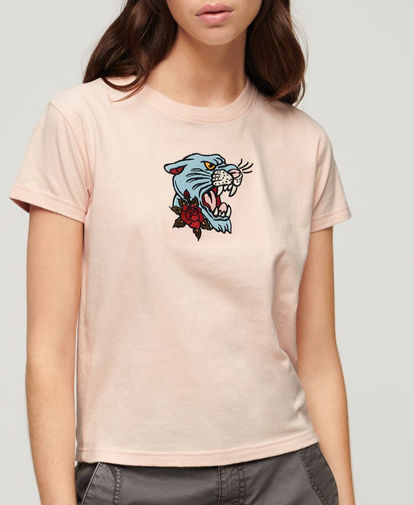 getailleerd t-shirt met tattoo-borduurwerk in perzikroze.