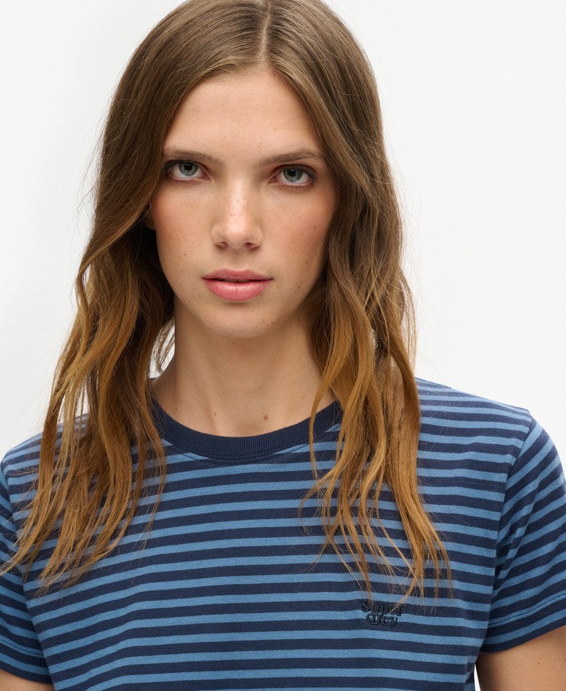 getailleerd t-shirt met essential logo-strepen in wedgewood bluerichest navy stripe