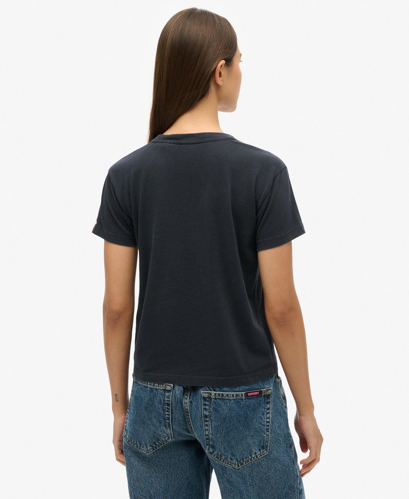 osaka 6 t-shirt met versieringen uit de jaren 90 in eclipse navy