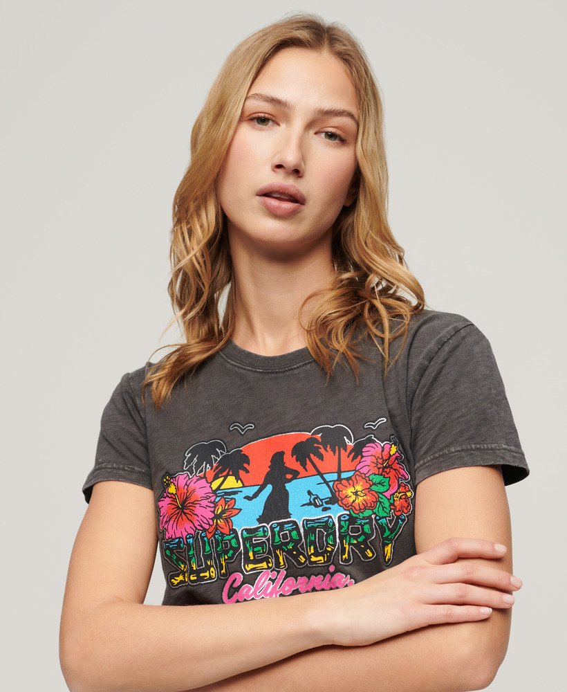 getailleerd t-shirt met cali-sticker in vintage zwart.
