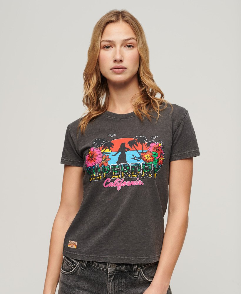 getailleerd t-shirt met cali-sticker in vintage zwart.