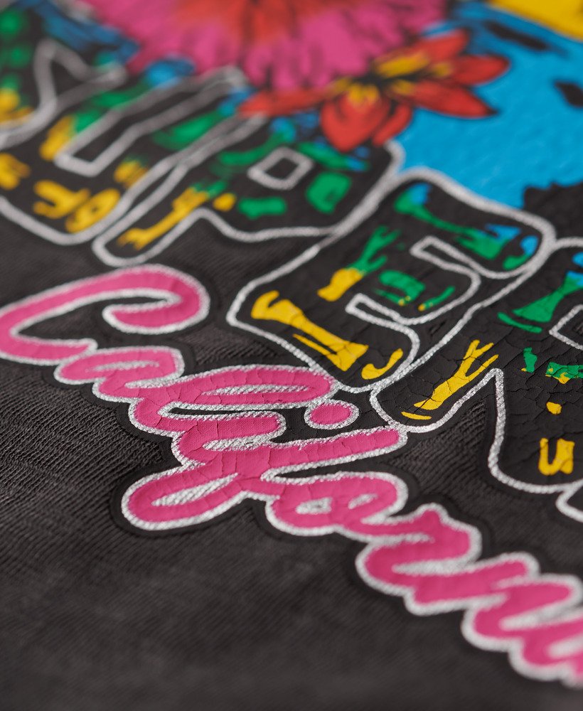 getailleerd t-shirt met cali-sticker in vintage zwart.