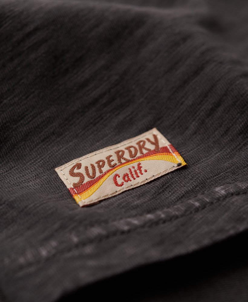 getailleerd t-shirt met cali-sticker in vintage zwart.