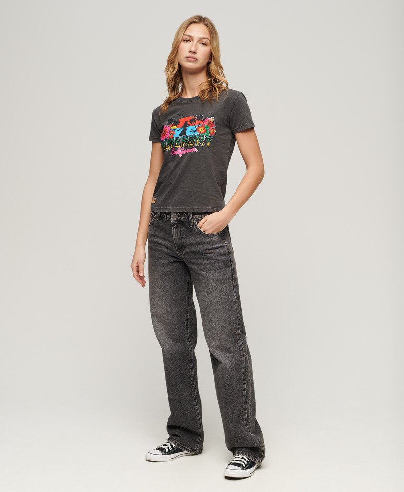 getailleerd t-shirt met cali-sticker in vintage zwart.