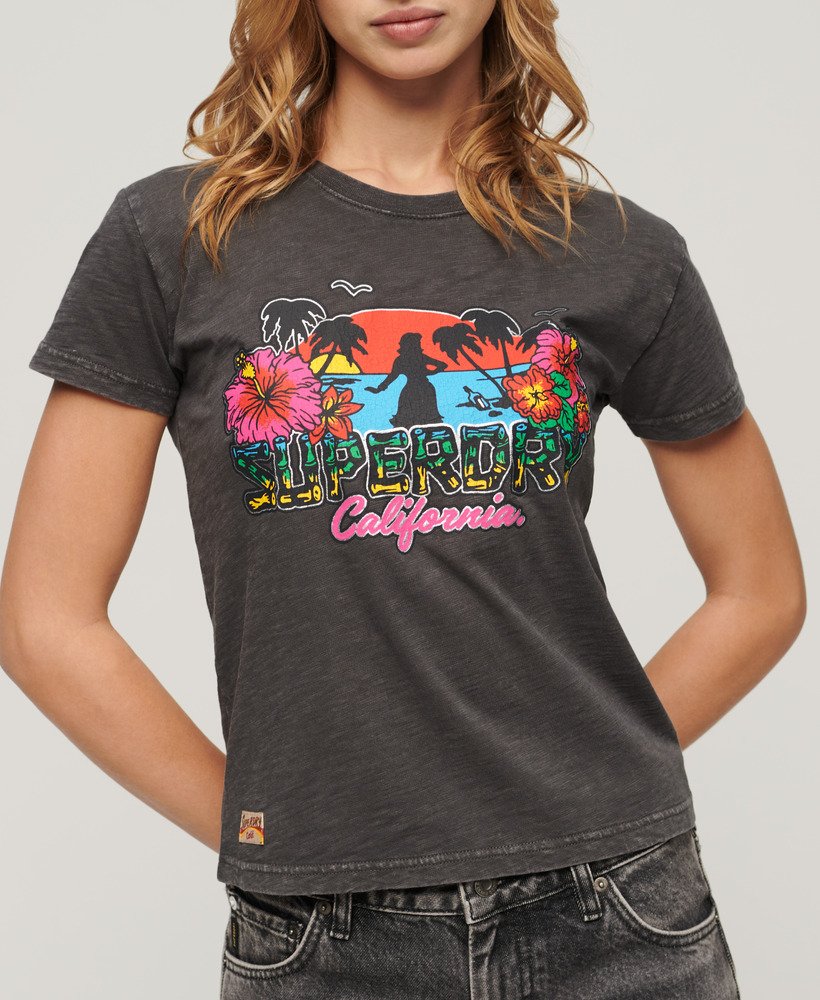 getailleerd t-shirt met cali-sticker in vintage zwart.