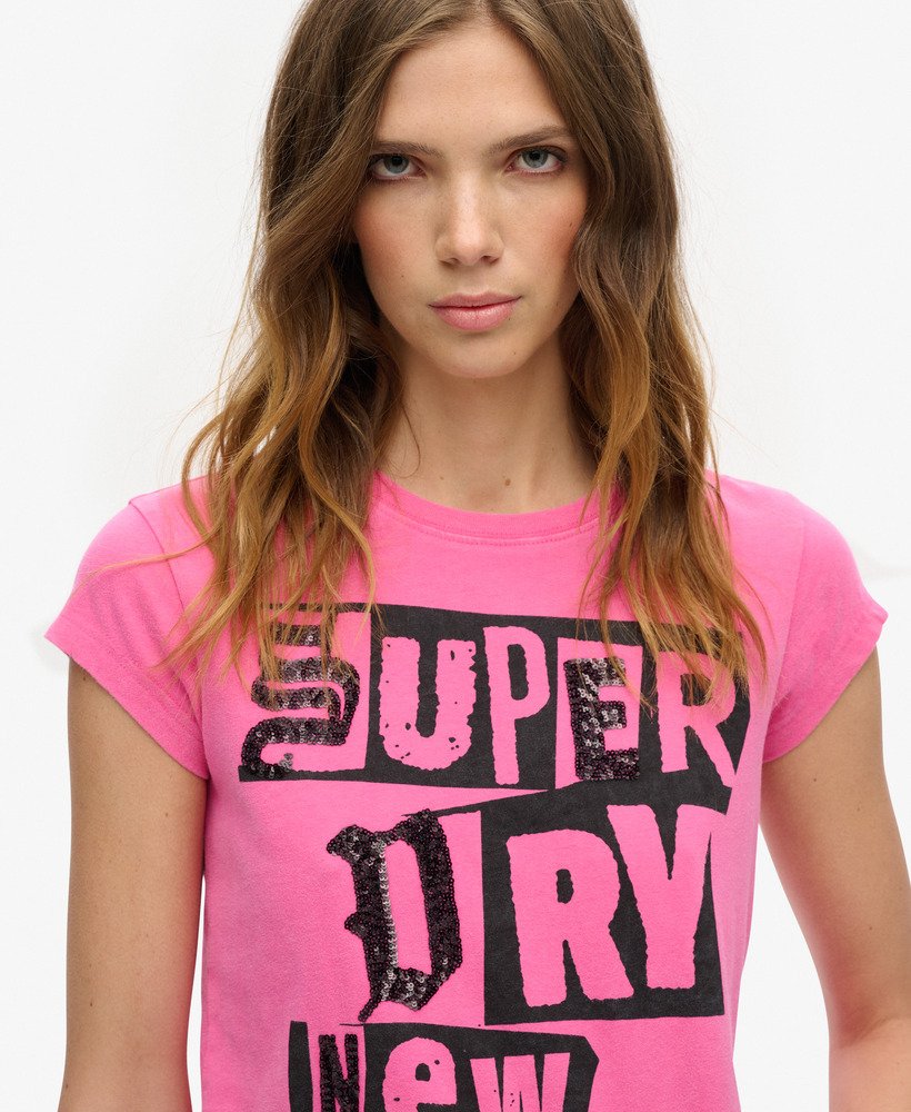 versierd punk t-shirt met korte mouwen in een lieflijke fuchsia roze kleur.