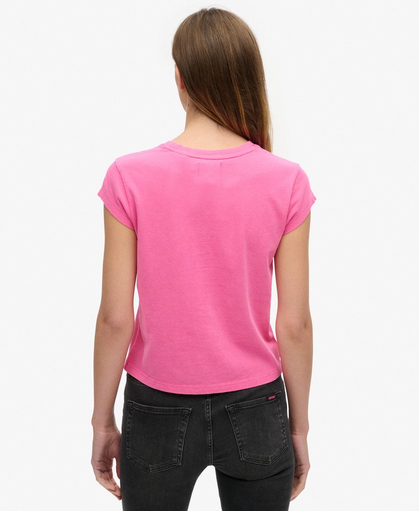 versierd punk t-shirt met korte mouwen in een lieflijke fuchsia roze kleur.