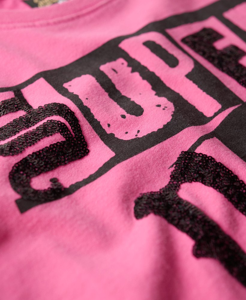 versierd punk t-shirt met korte mouwen in een lieflijke fuchsia roze kleur.