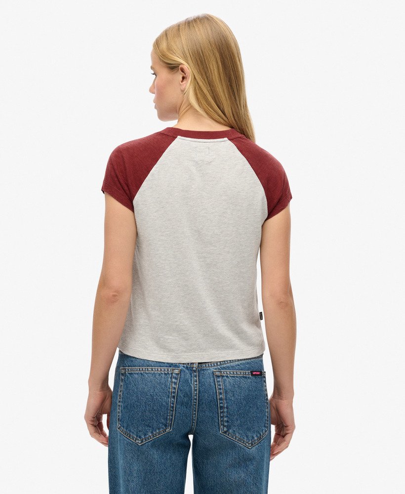 t-shirt met essential-logo en raglanmouwen van biologisch katoen in een rijke bordeauxrodegletsjergrijze kleur.