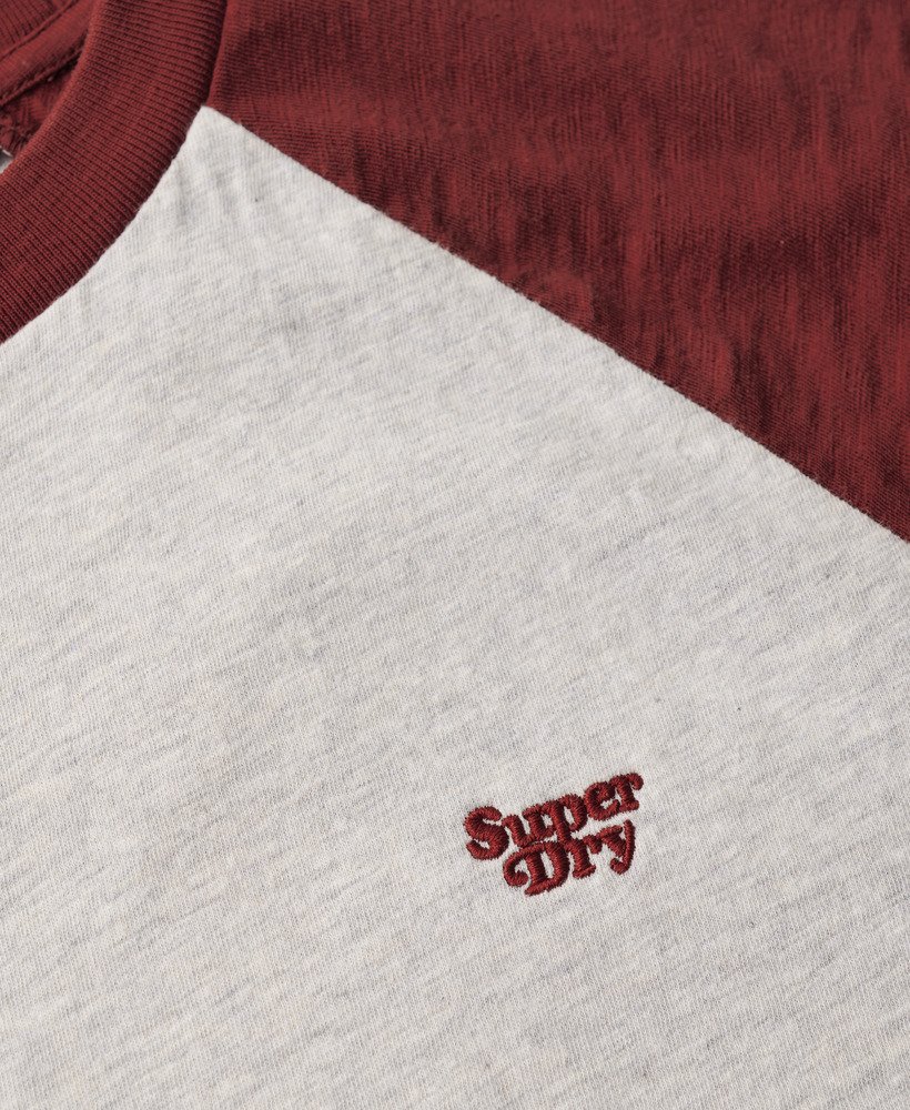 t-shirt met essential-logo en raglanmouwen van biologisch katoen in een rijke bordeauxrodegletsjergrijze kleur.