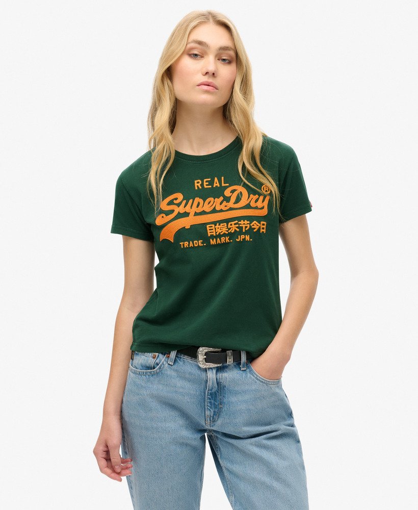 getailleerd t-shirt met geborduurd vintage logo in emailgroen.