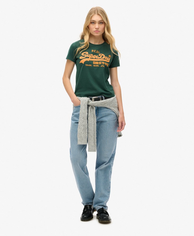 getailleerd t-shirt met geborduurd vintage logo in emailgroen.
