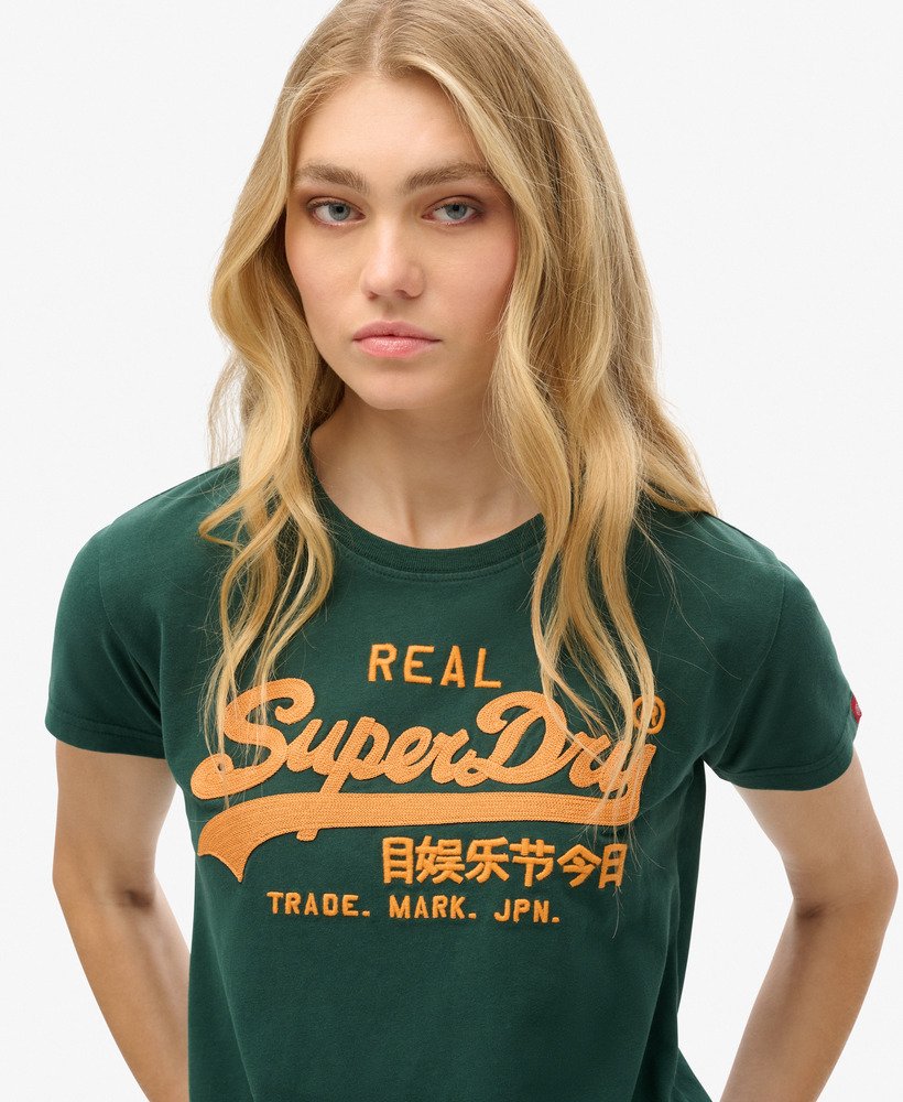 getailleerd t-shirt met geborduurd vintage logo in emailgroen.