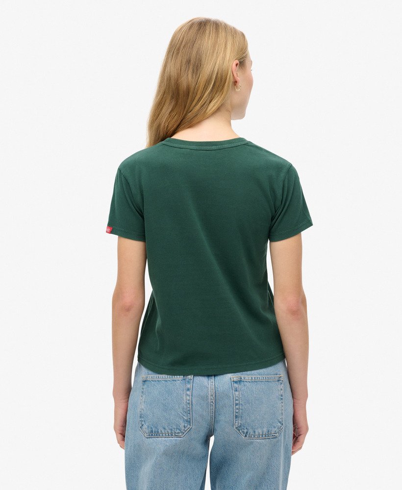 getailleerd t-shirt met geborduurd vintage logo in emailgroen.