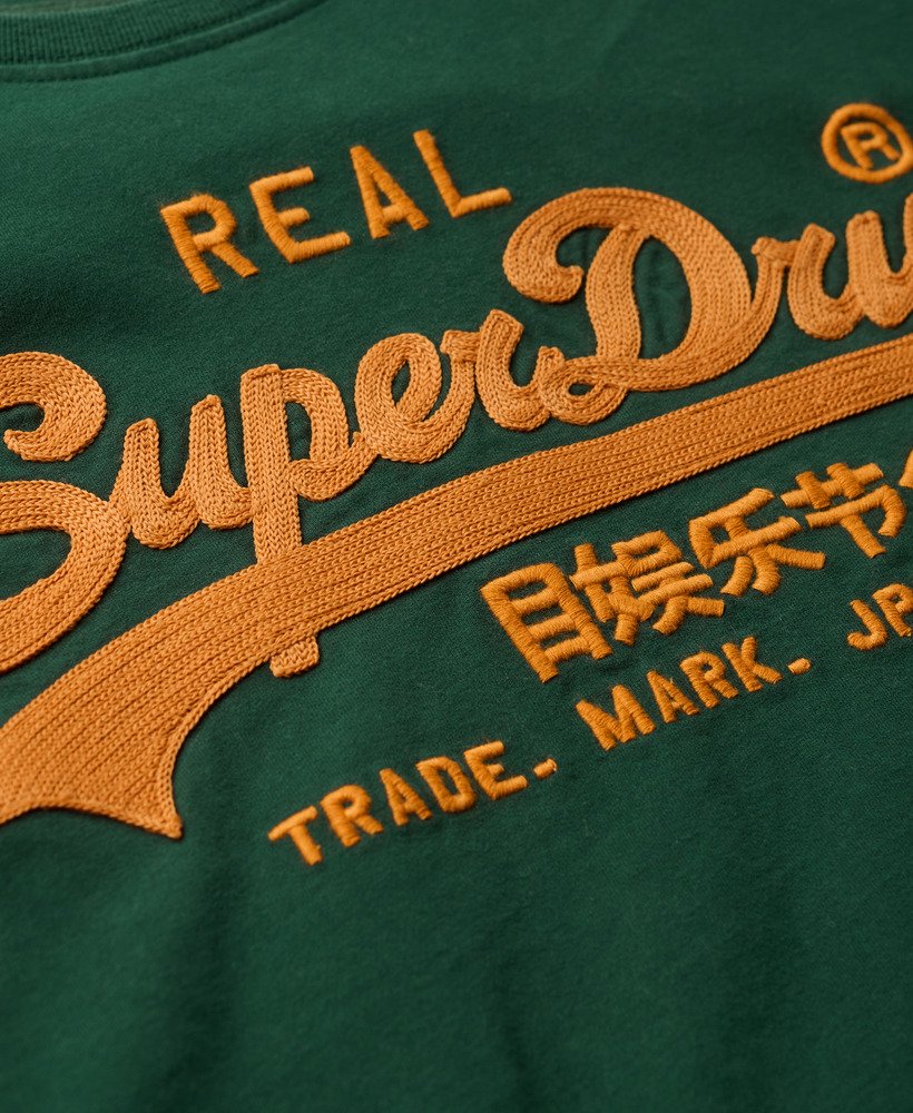 getailleerd t-shirt met geborduurd vintage logo in emailgroen.
