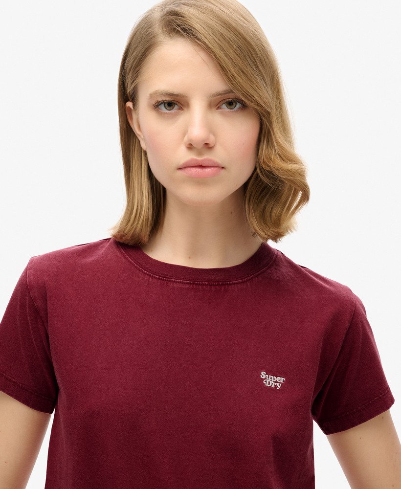 getailleerd t-shirt met essential-logo in een rijke bordeauxrode kleur.