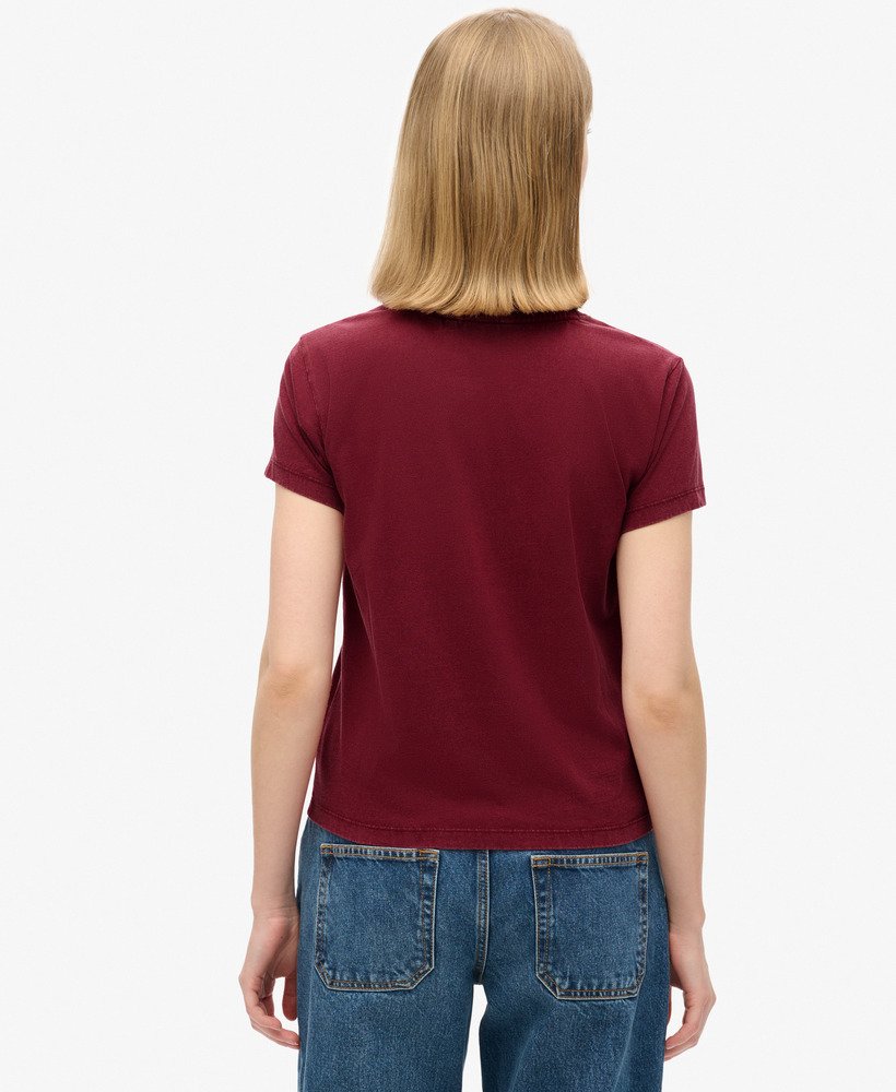 getailleerd t-shirt met essential-logo in een rijke bordeauxrode kleur.
