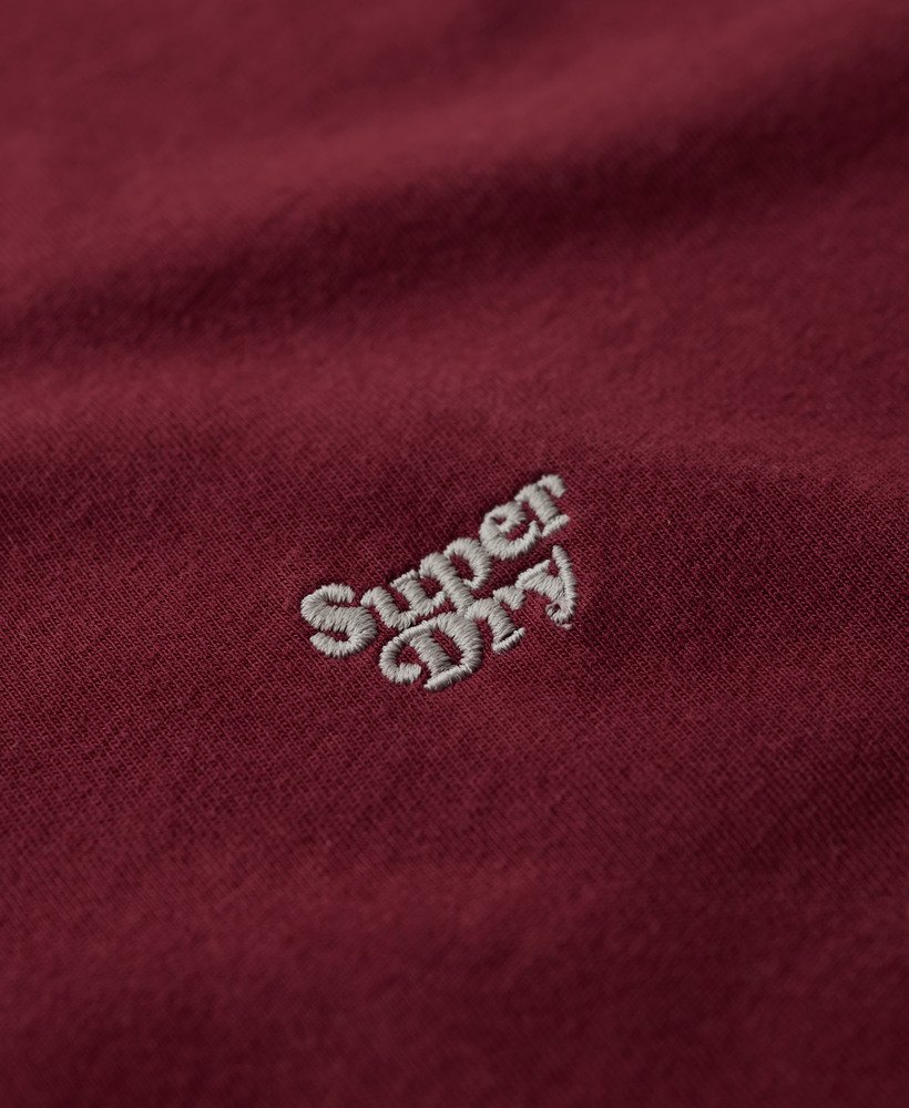 getailleerd t-shirt met essential-logo in een rijke bordeauxrode kleur.