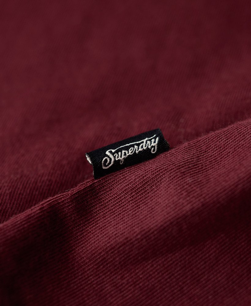 getailleerd t-shirt met essential-logo in een rijke bordeauxrode kleur.