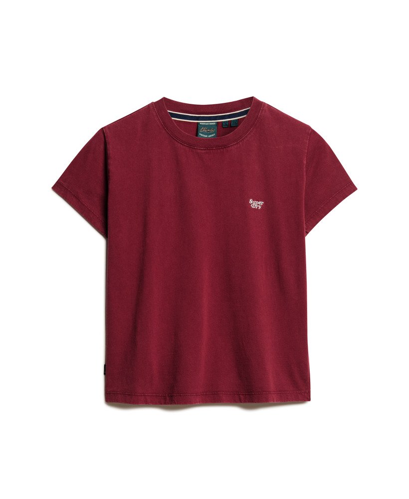 getailleerd t-shirt met essential-logo in een rijke bordeauxrode kleur.