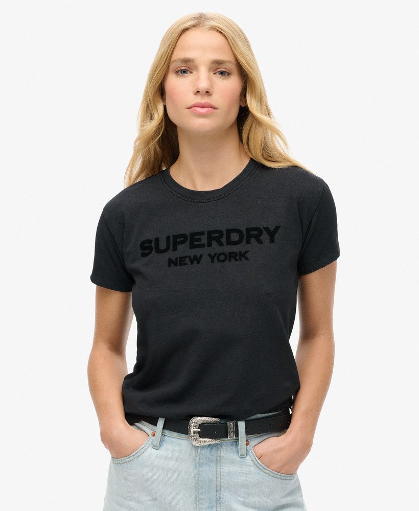 sport luxe graphic fitted t-shirt in zwart