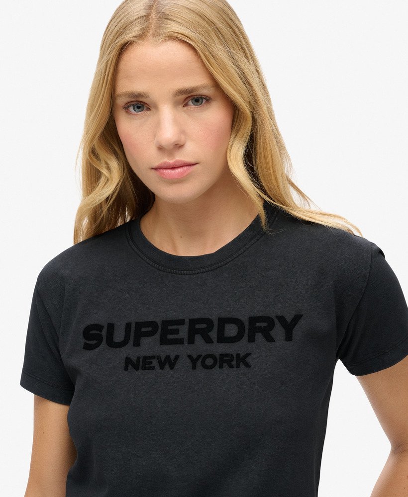 sport luxe graphic fitted t-shirt in zwart
