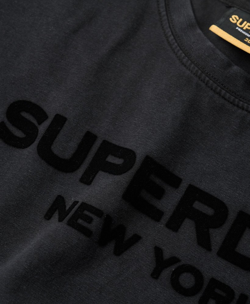 sport luxe graphic fitted t-shirt in zwart