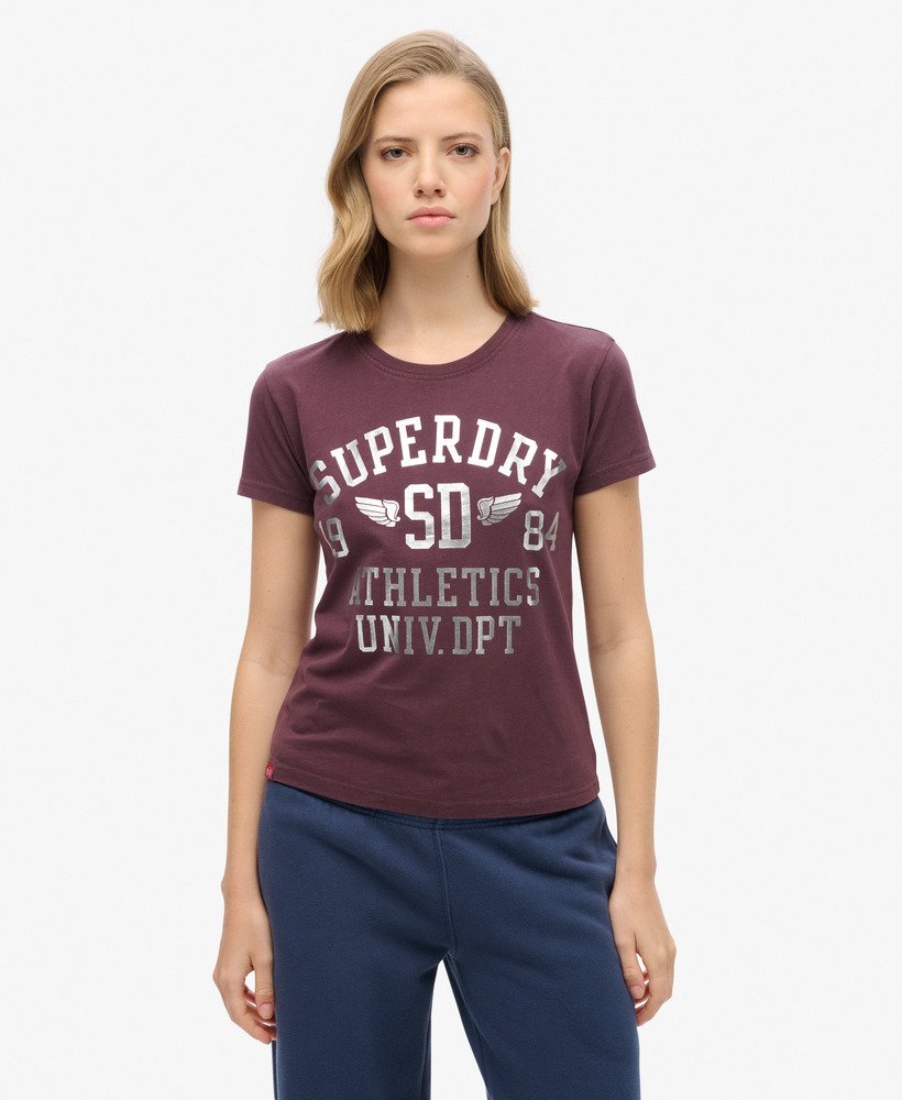 getailleerd t-shirt met college script-opdruk in een rijke diepe bordeauxrode kleur.