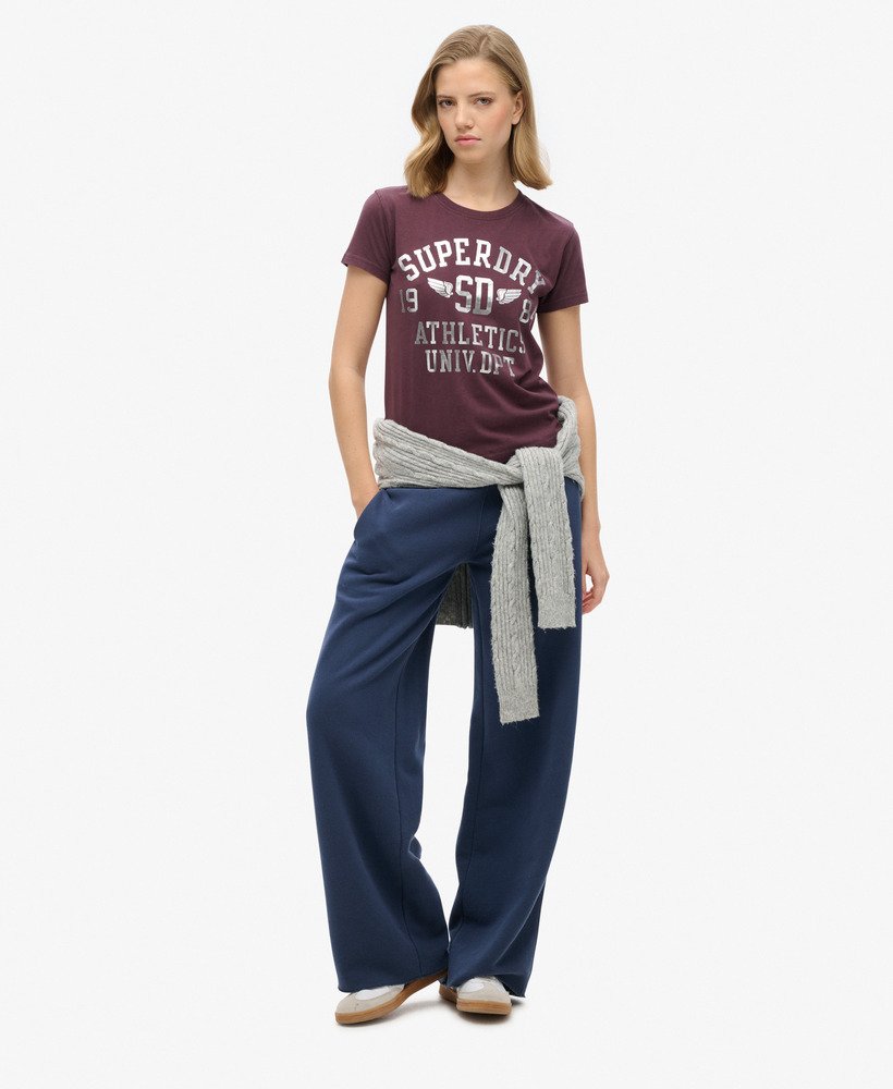getailleerd t-shirt met college script-opdruk in een rijke diepe bordeauxrode kleur.