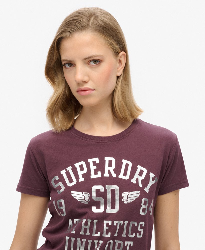 getailleerd t-shirt met college script-opdruk in een rijke diepe bordeauxrode kleur.