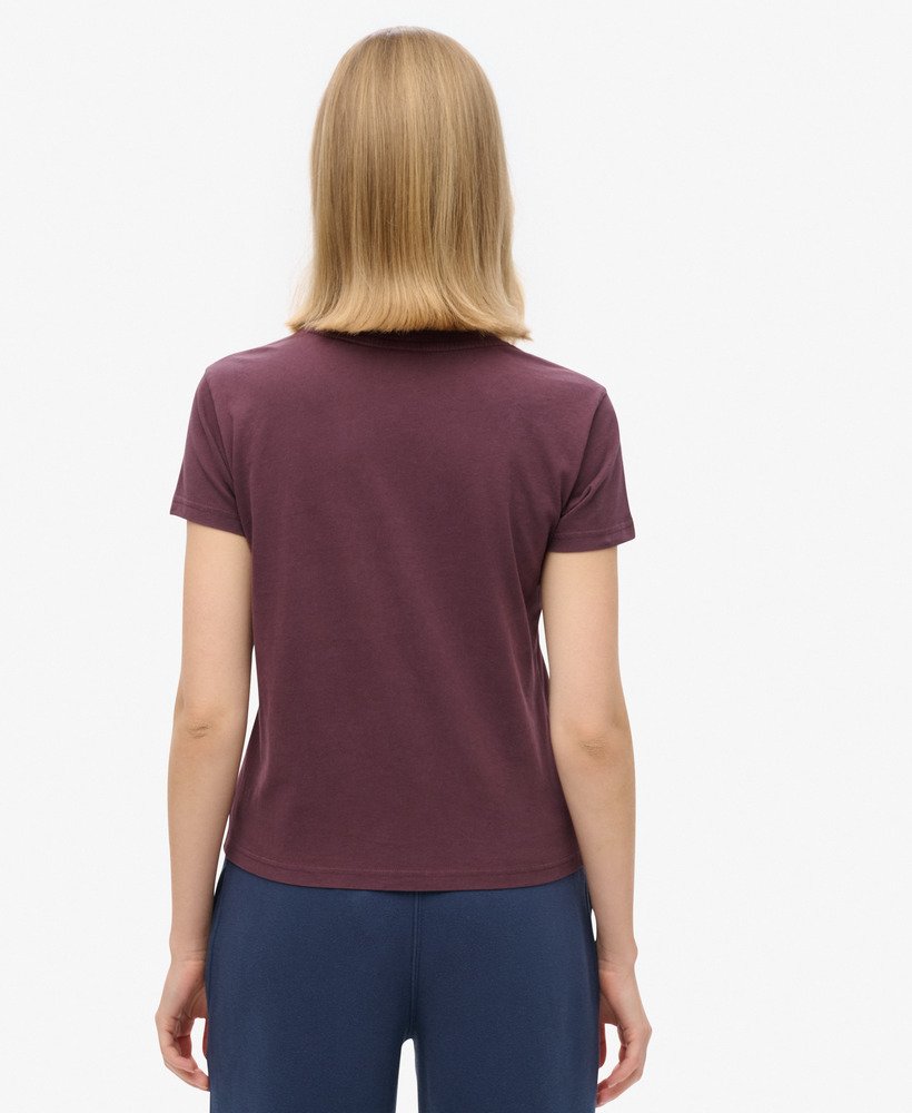 getailleerd t-shirt met college script-opdruk in een rijke diepe bordeauxrode kleur.