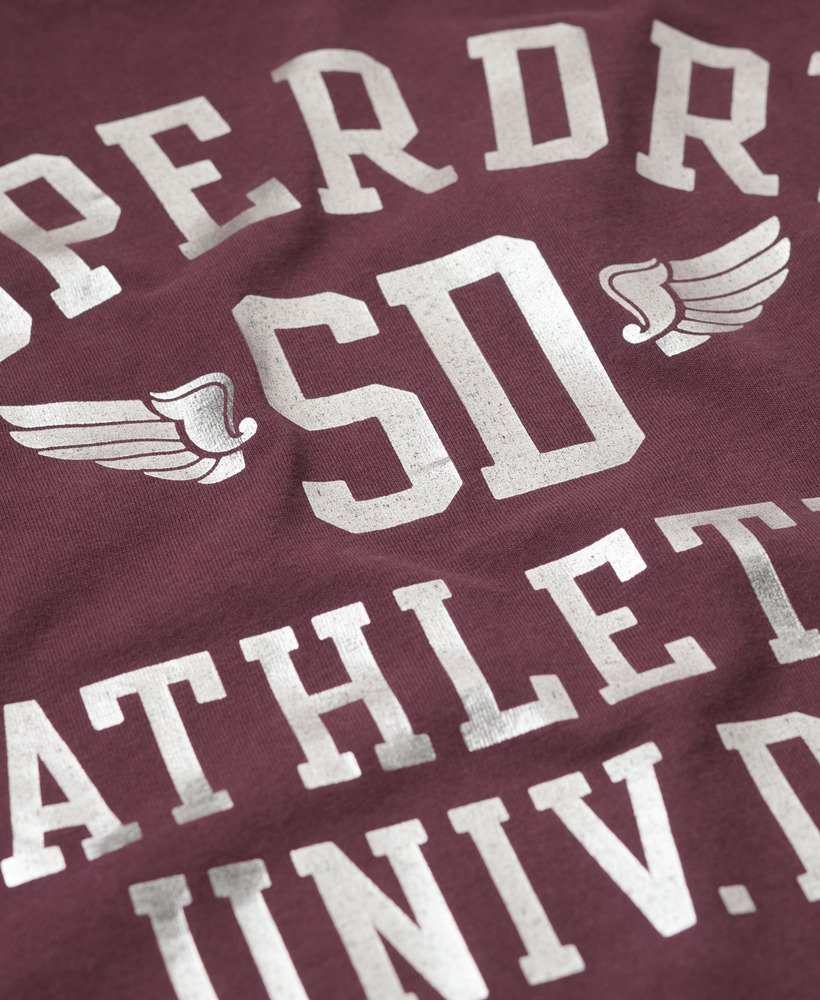 getailleerd t-shirt met college script-opdruk in een rijke diepe bordeauxrode kleur.