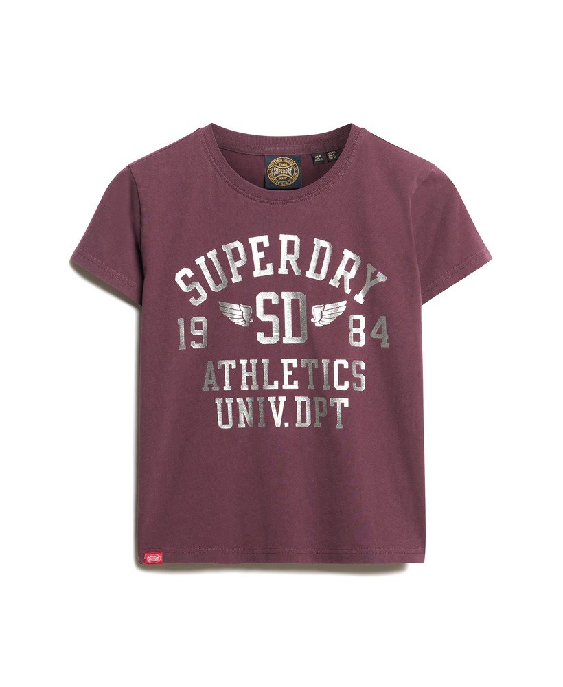 getailleerd t-shirt met college script-opdruk in een rijke diepe bordeauxrode kleur.