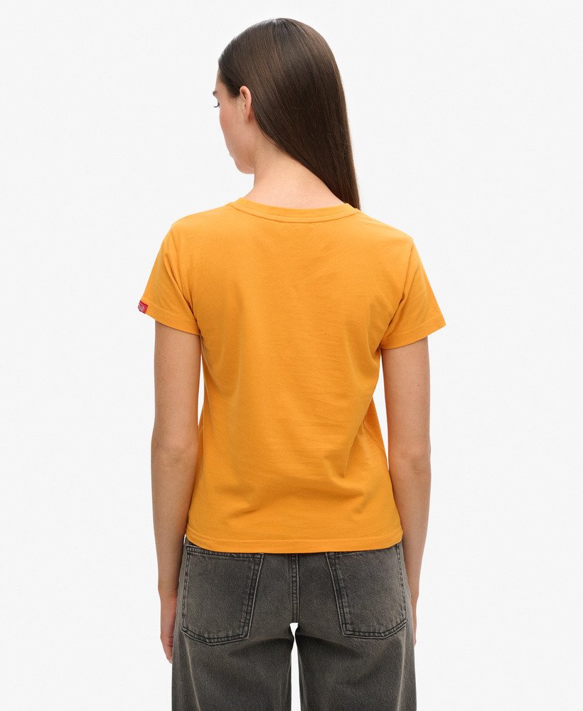 getailleerd t-shirt met geborduurd vintage logo in track gold