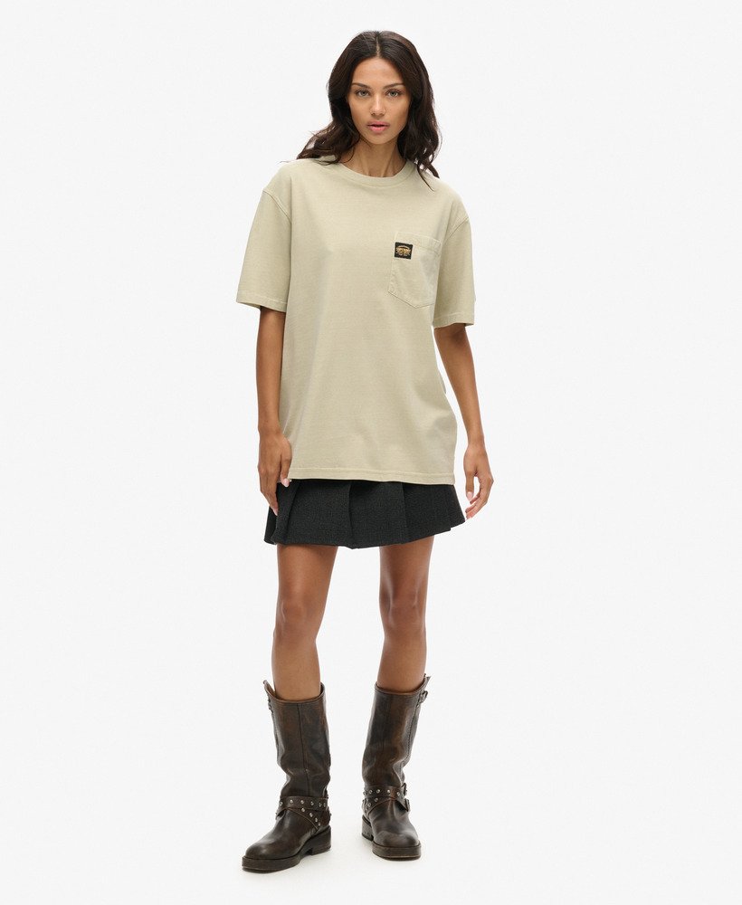 oversized t-shirt met contrasterende stiksels op de borstzak in gewassen pelikaanbeige.