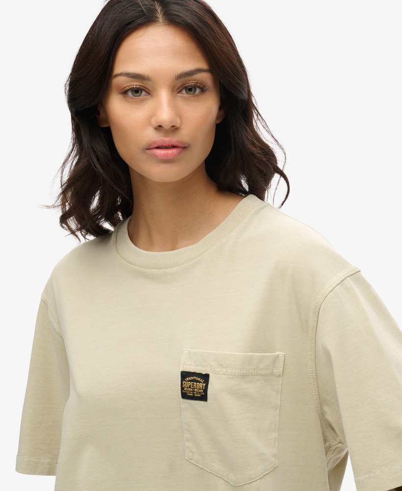 oversized t-shirt met contrasterende stiksels op de borstzak in gewassen pelikaanbeige.