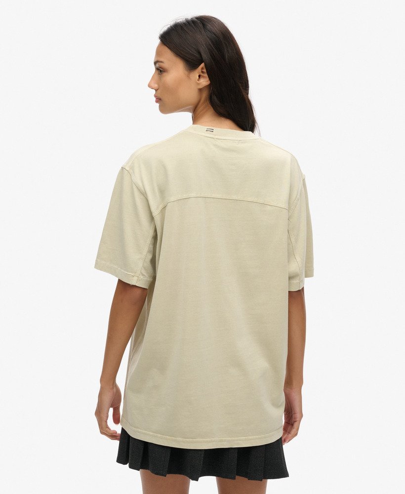 oversized t-shirt met contrasterende stiksels op de borstzak in gewassen pelikaanbeige.