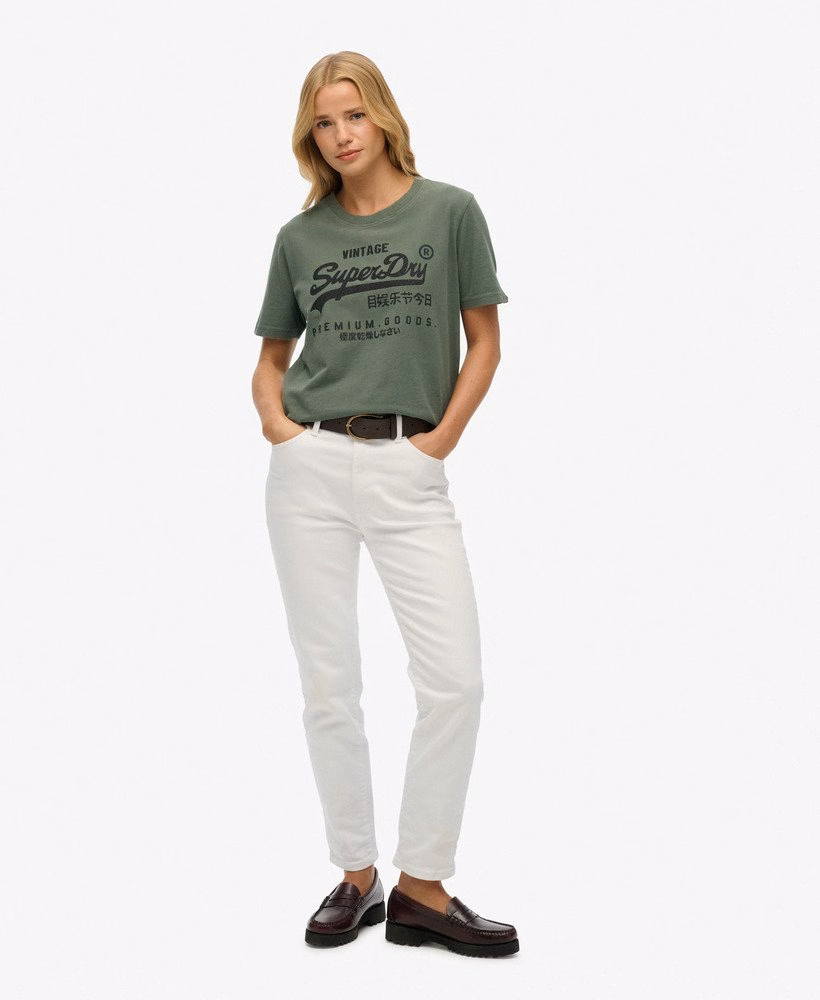 Een relaxed T-shirt met een vintage logo en versieringen.