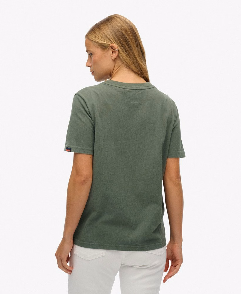 Een relaxed T-shirt met een vintage logo en versieringen.