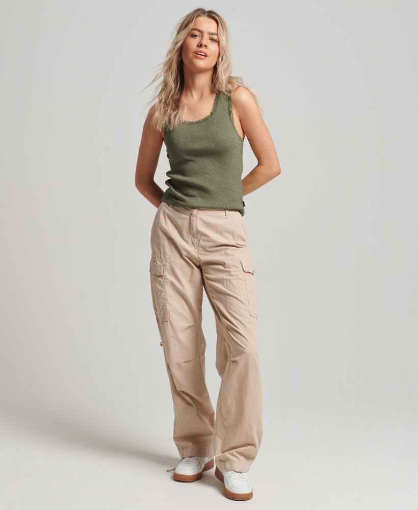 athletic essentials vesttop met kanten afwerking in stoffig olijfgroen
