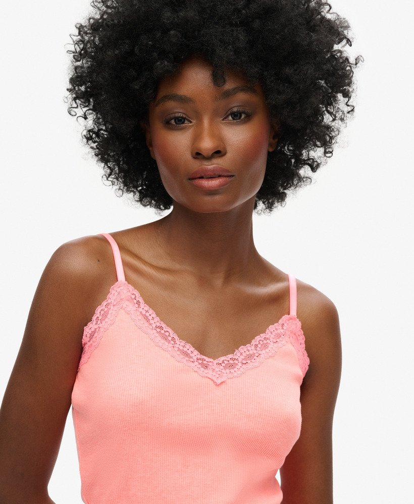 essentiële ribgebreide kanten camisole van biologisch katoen in pastel koraal.