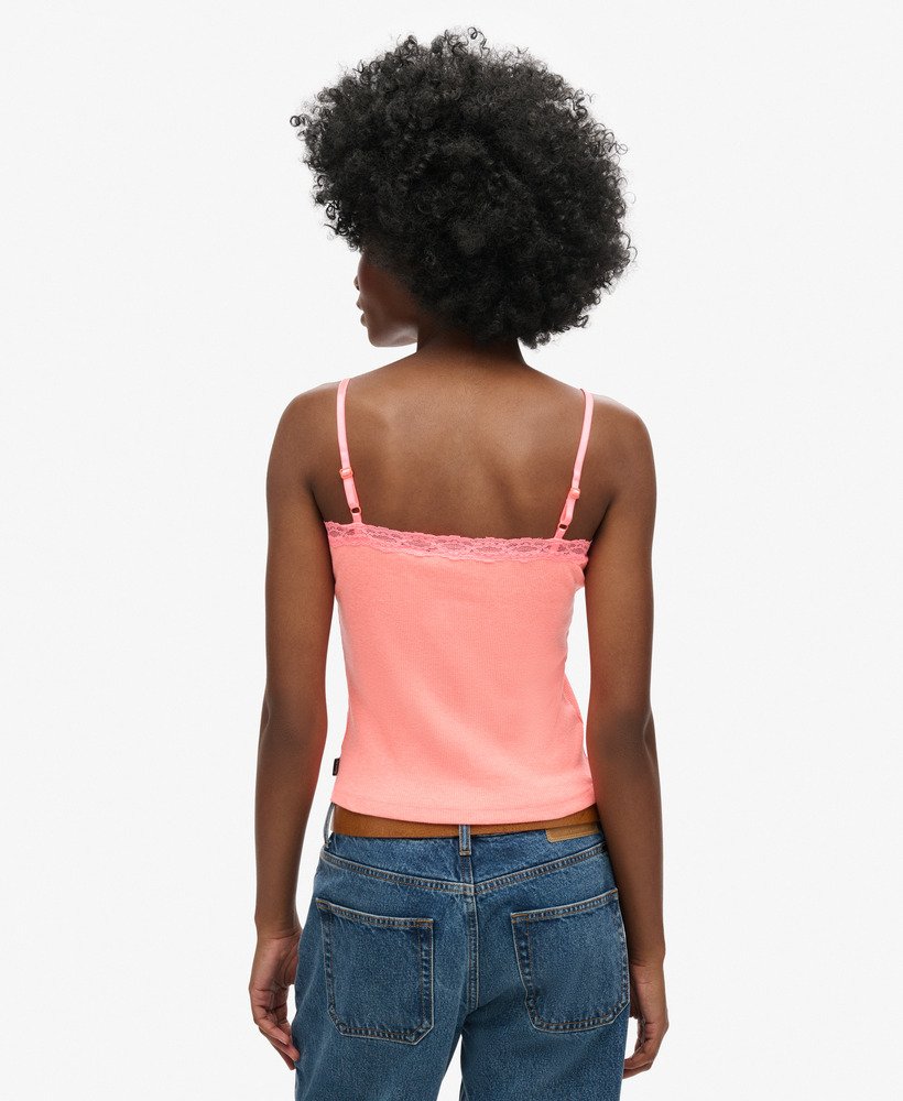 essentiële ribgebreide kanten camisole van biologisch katoen in pastel koraal.