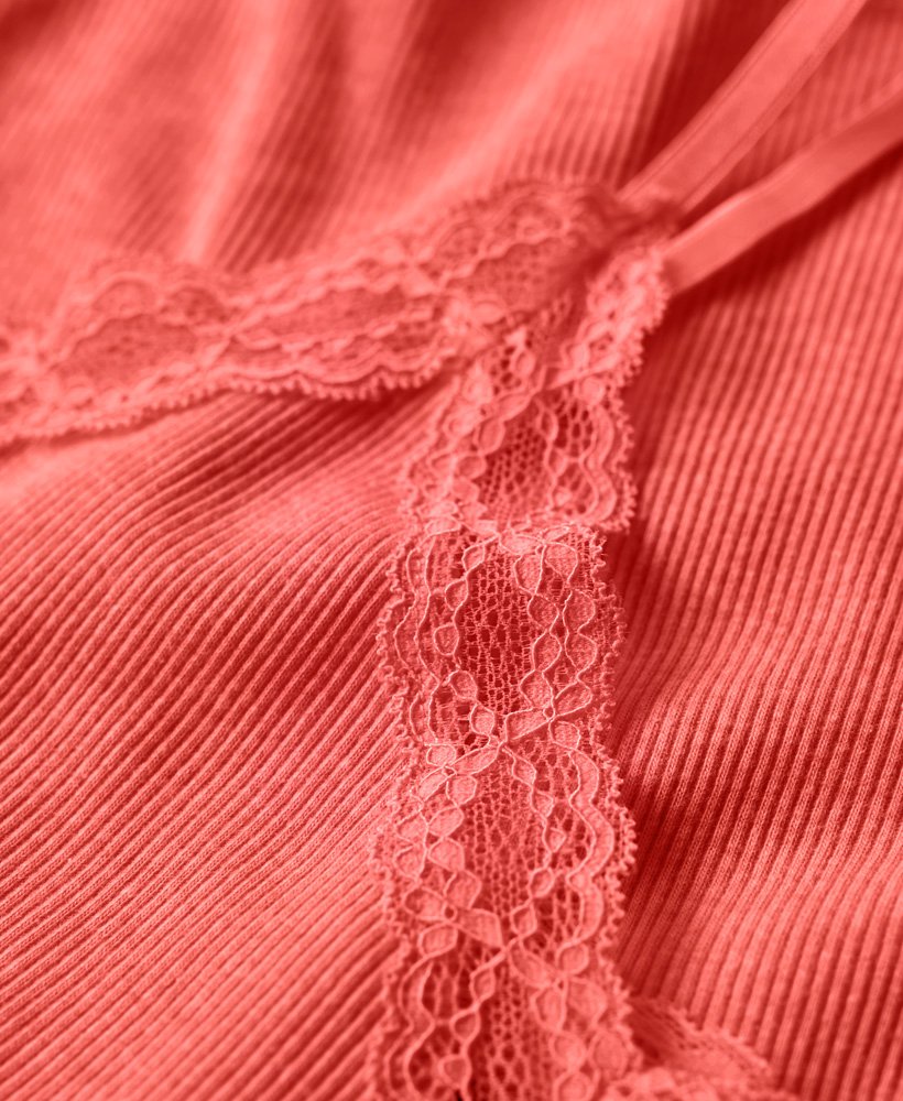 essentiële ribgebreide kanten camisole van biologisch katoen in pastel koraal.