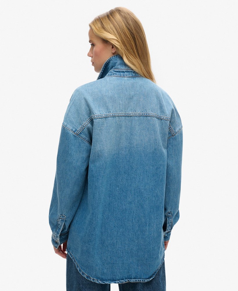 oversized denim shacket in antiekblauw