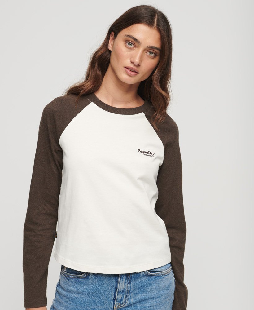 essential logo baseballshirt met lange mouwen in gebroken witdonker chocoladebruin gemêleerd
