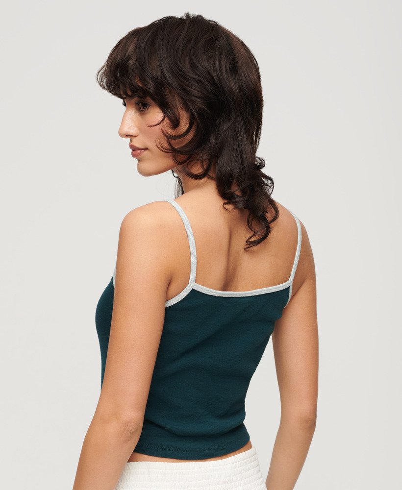 athletic essentials crop cami top in donker dennengroen