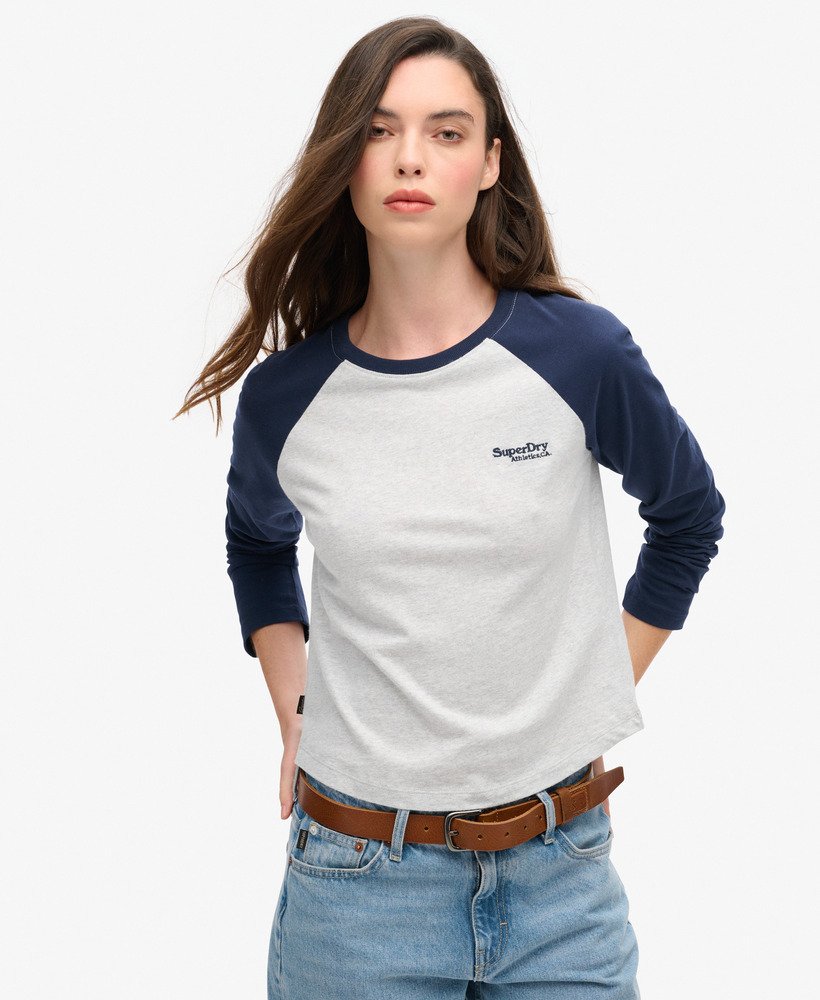 essential logo baseball top met lange mouwen in de kleur richest navyglacier grey marl.