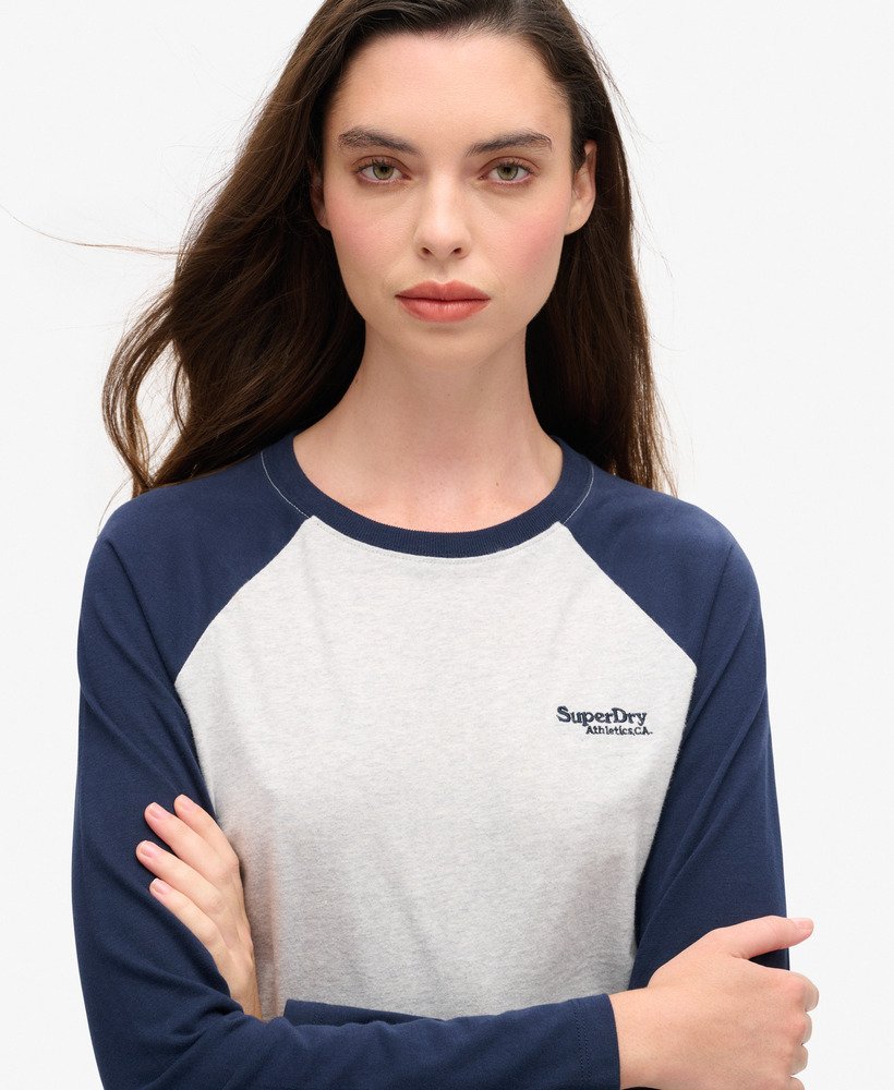 essential logo baseball top met lange mouwen in de kleur richest navyglacier grey marl.