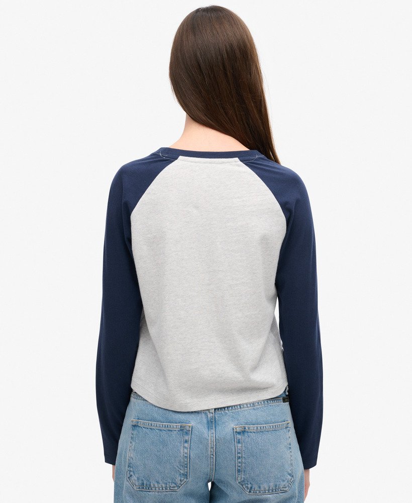 essential logo baseball top met lange mouwen in de kleur richest navyglacier grey marl.