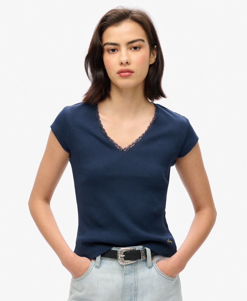 athletic essentials top met v-hals en kanten afwerking in een prachtige marineblauwe kleur.
